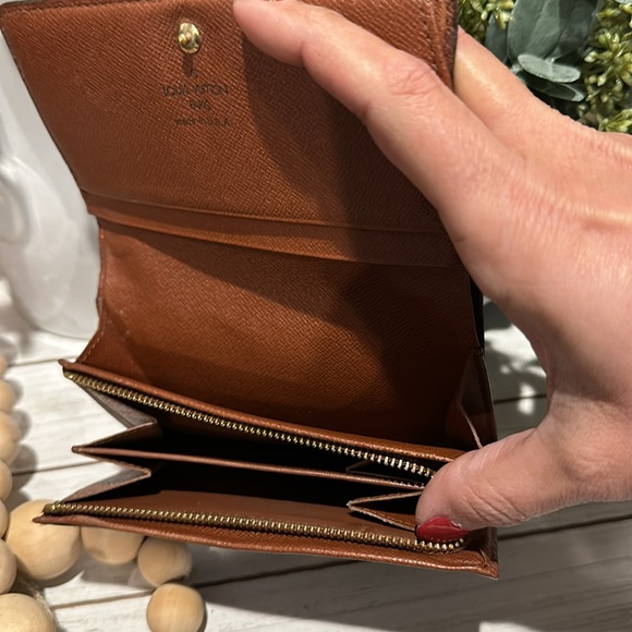 🌟VINTAGE LOUIS VUITTON SARAH WALLET🌟 - Picture 5 of 9